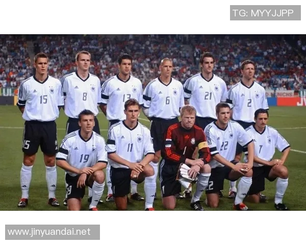 足球巨星同框瞬间回顾展现传奇风采与友谊的珍贵合影时刻