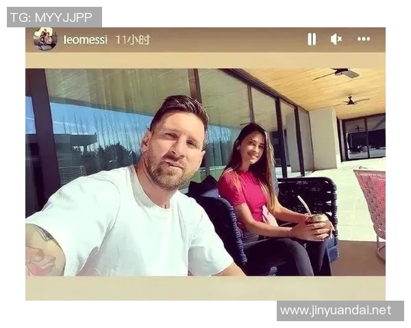 足球明星与儿子温馨互动视频展现亲子情深瞬间引发网友热议 足球明星与儿子温馨互动视频展现亲子情深瞬间引发网友热议